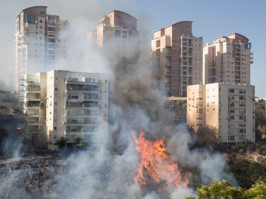 A picture taken on November 24, 2016 shows a fire raging in the northern Israeli port city of Haifa. Hundreds of Israelis fled their homes on the outskirts of the country's third city Haifa with others trapped inside as firefighters struggled to control r