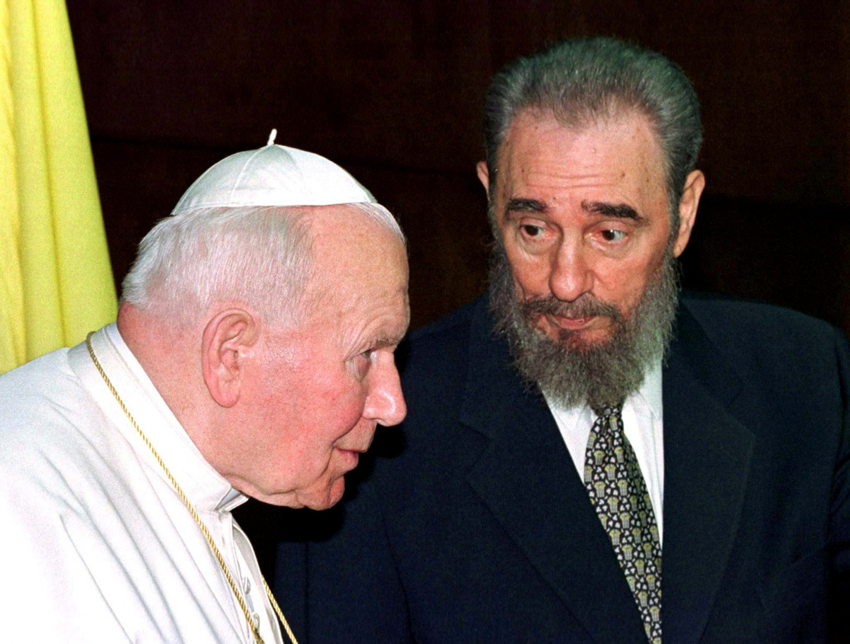Then Cuban President Fidel Castro talks to then Pope John Paul II during the presentation of their delegations at the Palace of the Revolution in Havana in this January 22, 1998 file photo. REUTERS/Paul Hanna