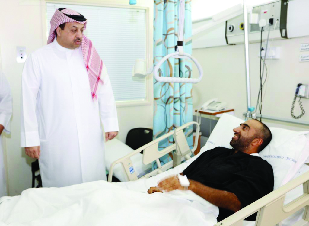 Minister of State for Defence affairs H E Dr Khalid bin Mohammed Al Attiyah paid a visit to cadet Badr Al Beloushi, who was injured during performing National Service. The Minister wished quick recovery for the injured cadet. 