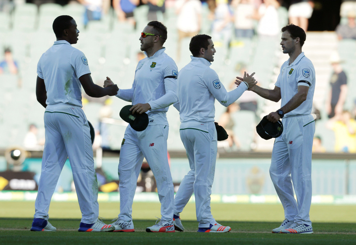 South African captain Faf du Plessis (2nd L) shakes hands with team mate Kagiso Rabada (L) as Dean Elgar shakes hands with Stephen Cook at the end of the fourth day of the Third Test cricket match. (REUTERS/Jason Reed)