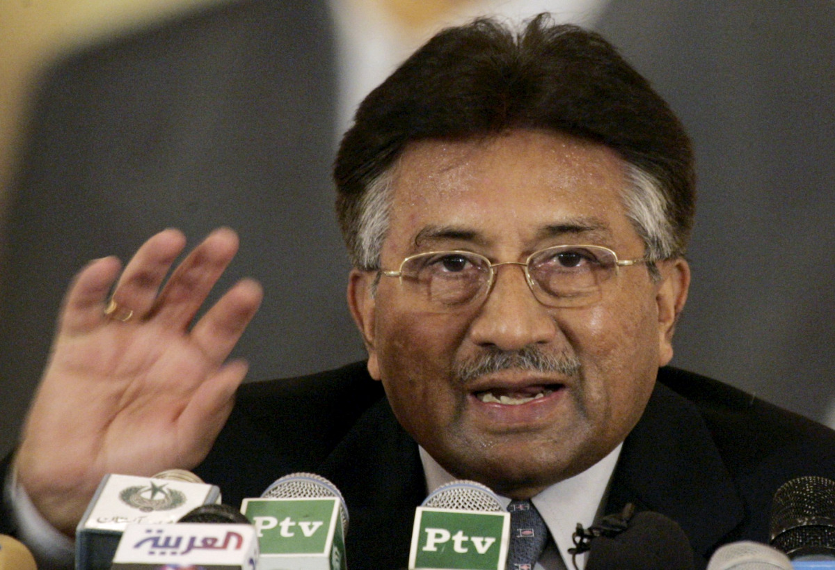 Pervez Musharraf gestures during a news conference in Islamabad in this November 11, 2007 file photo (REUTERS / Faisal Mahmood) 