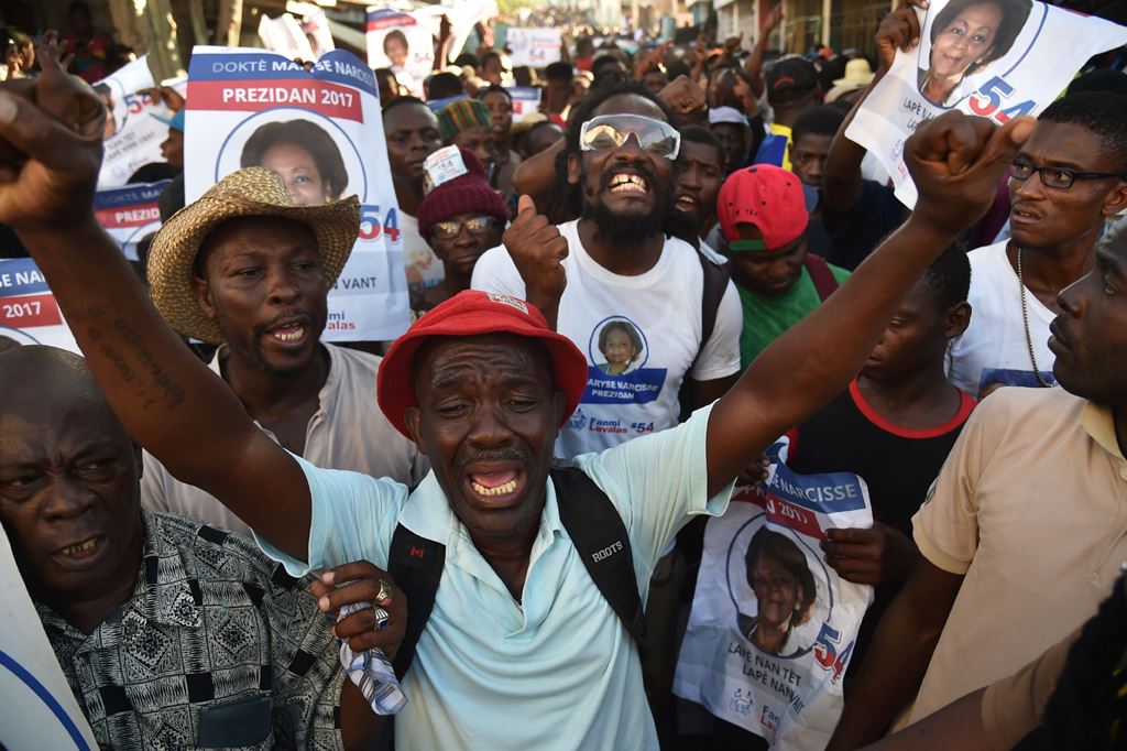 Supporters of Haitian presidential candidate Maryse Narcisse of the Fanmi Lavalas political party march to claim the victory of their candidate in Port-au-Prince, on November 28, 2016. AFP / HECTOR RETAMAL