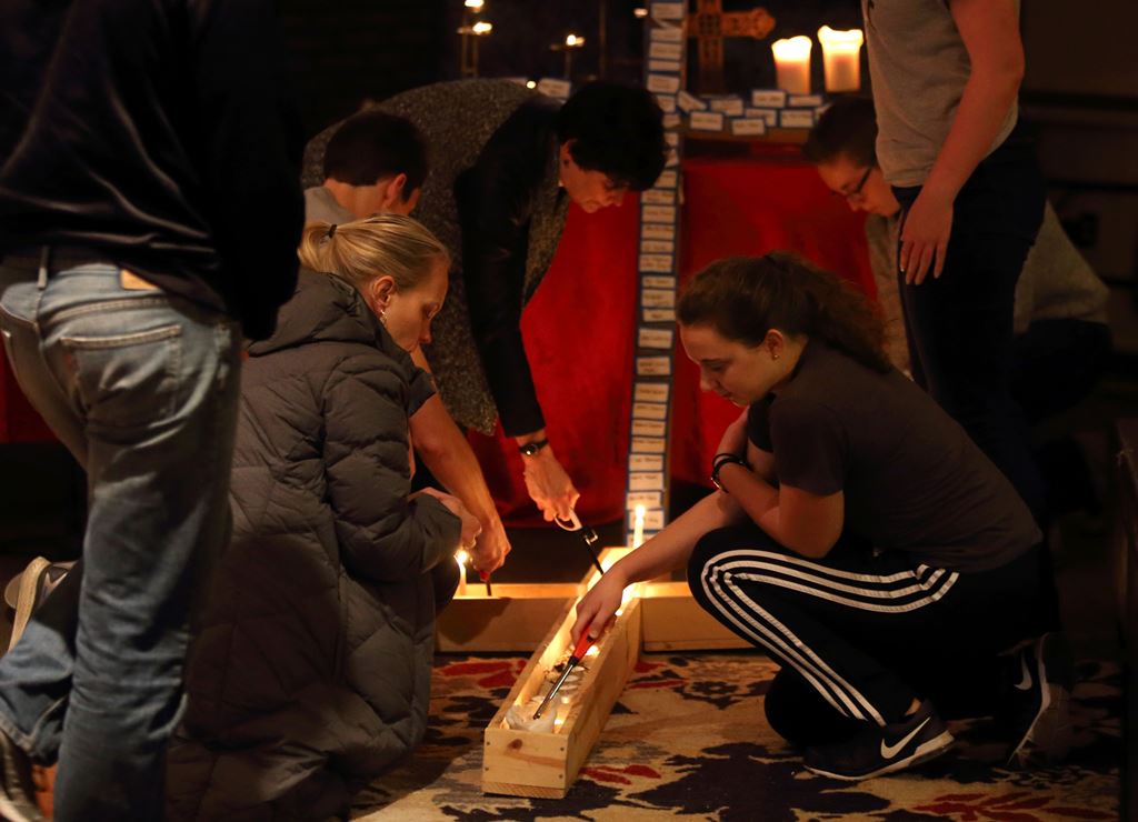 Participants in a prayer vigil at Jacob's Porch are seen praying following the car and knife attack on the campus of Ohio State University in Columbus, Ohio, earlier November 28, 2016. AFP / Paul Vernon