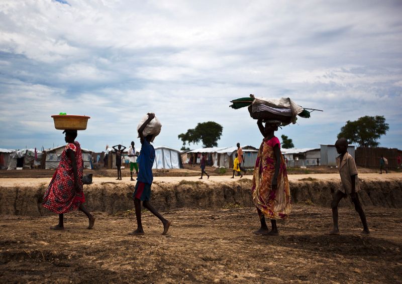People walk through the UN base outside Bentiu, South Sudan, September 17, 2015. (AFP  / Tristan McConnell) 