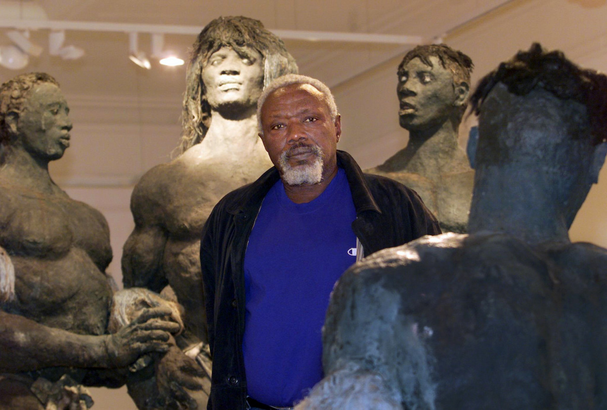 This file photo taken on December 1, 1999 shows Senegalese sculptor Ousmane Sow posing in front of one of his artworks in Lyon. Ousmane Sow has died on December 1, 2016 in Dakar at the age of 81. (AFP / ERIC CABANIS) 