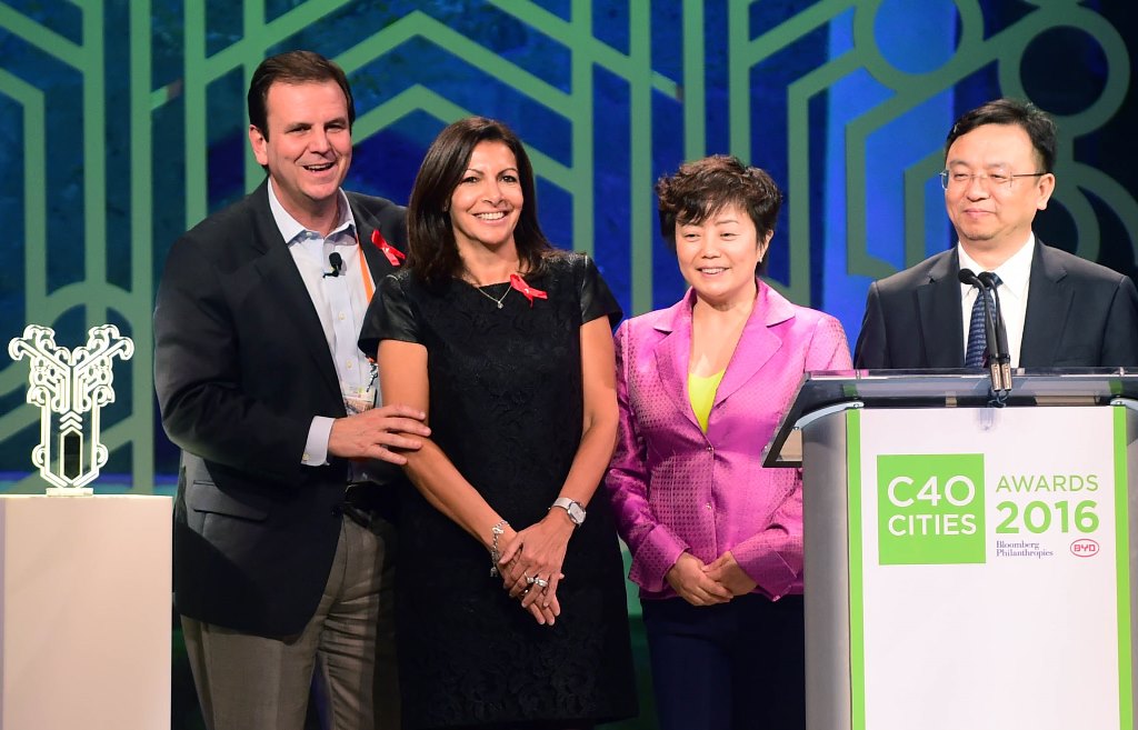 (L-R) Brazilian Eduardo Paes, French Anne Hidalgo Mayor of Paris, Stella Li Senior Vice President of BYD Company and Wang Chuan-Fu Chairman and President-CEO of BYD pose during the Ceremony Awards of 
