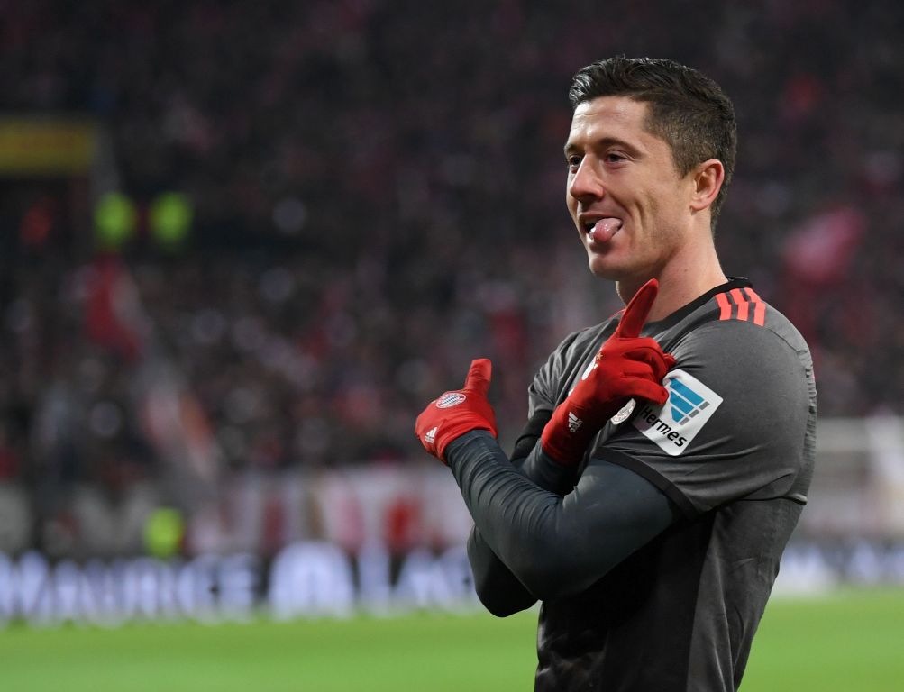 Bayern Munich's Polish forward Robert Lewandowski celebrate scoring during the German first division Bundesliga football match between FSV Mainz 05 and FC Bayern Munich in Mainz, southern Germany on December 2, 2016.  AFP / Arne Dedert