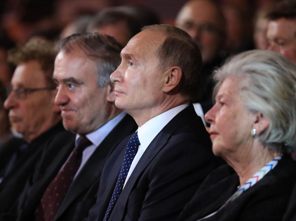Russian President Vladimir Putin (2ndR) attends a show during the opening ceremony of the 5th edition of the Saint Petersburg International Cultural Forum, at the Mariinsky Theatre in Saint Petersburg on December 2, 2016. / AFP / SPUTNIK / Mikhail KLIMENT