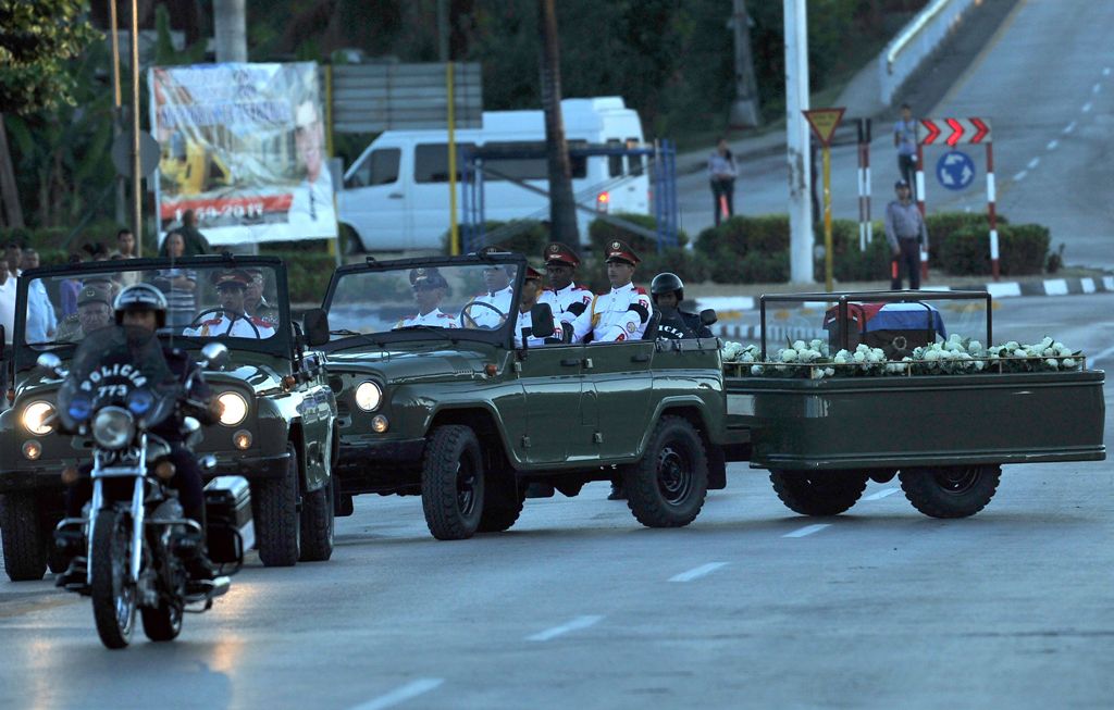 The urn with the ashes of Cuban leader Fidel Castro leaves Revolution Square in Santiago, Cuba on December 4, 2016 on its way to the cemetery.  AFP / PEDRO PARDO