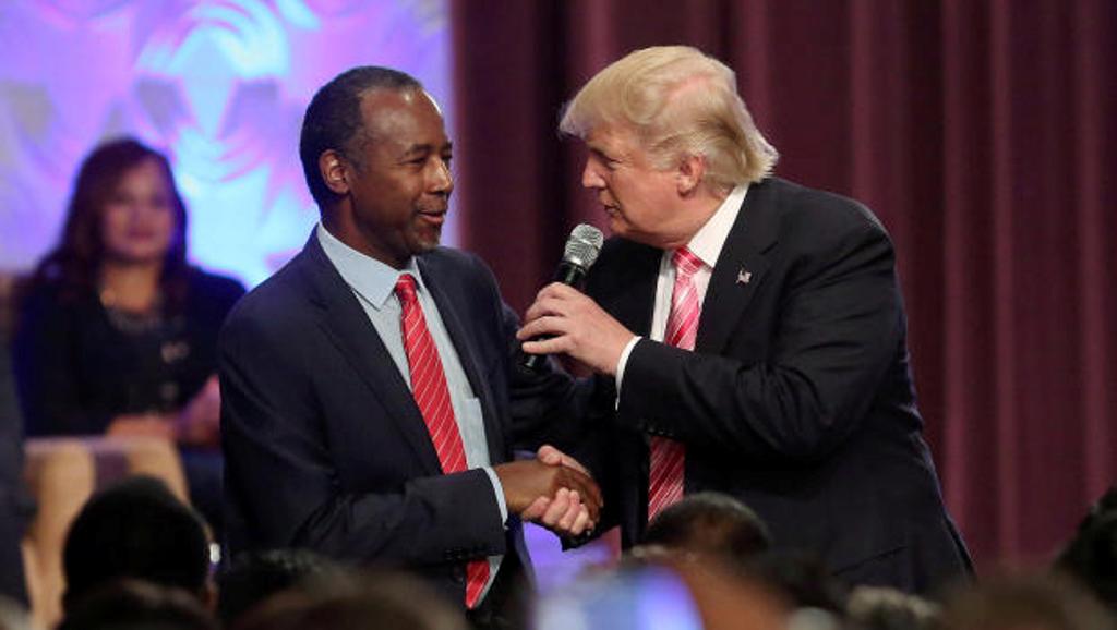 Republican presidential nominee Donald Trump shakes hands with Ben Carson as he attends a church service in Detroit, Michigan, U.S., September 3, 2016.  REUTERS
