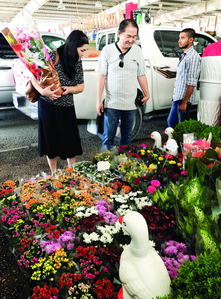Customers choose plants at Omani Souq in Doha. Pic: Qassim Rahmatullah/ The Peninsula