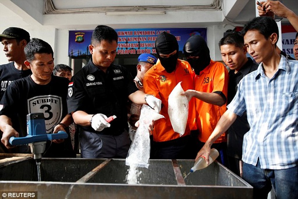 File Photo: Authorities at police headquarters in Jakarta, Indonesia, force recently arrested drug traffickers to help them destroy a huge haul of methamphetamin. / Reuters.