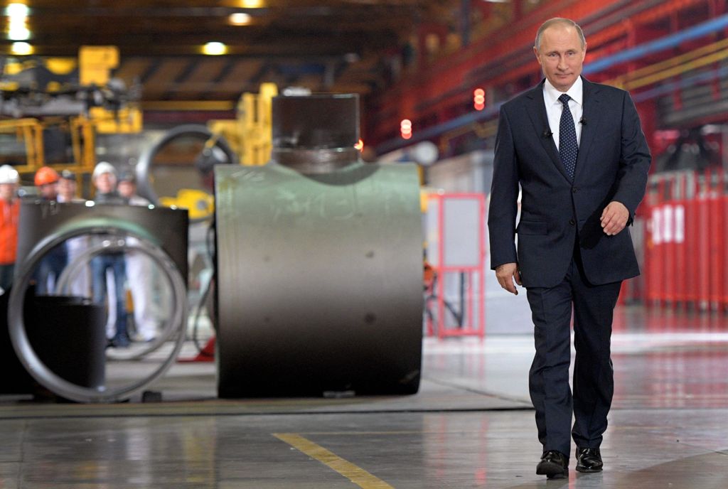 Russian President Vladimir Putin walks along a department of tube-rolling mill in Chelyabinsk on December 5, 2016, during his working visit to the region.  AFP / SPUTNIK / Alexey DRUZHININ
