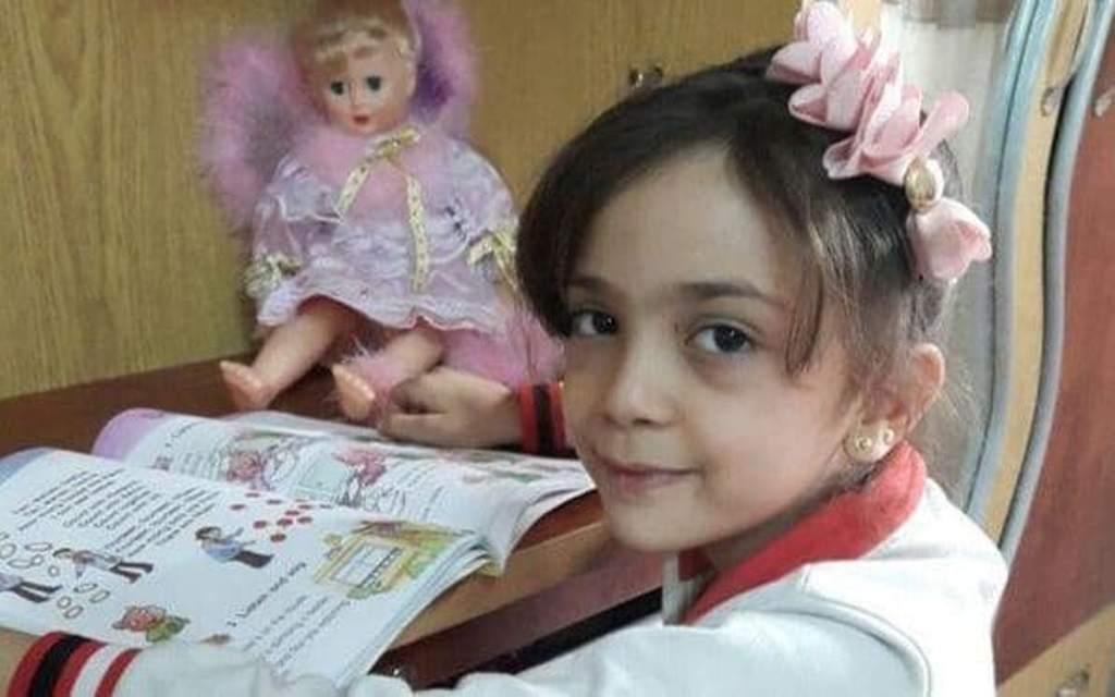 Bana al-Abed, seven, reading in her home in east Aleppo CREDIT: TWITTER
