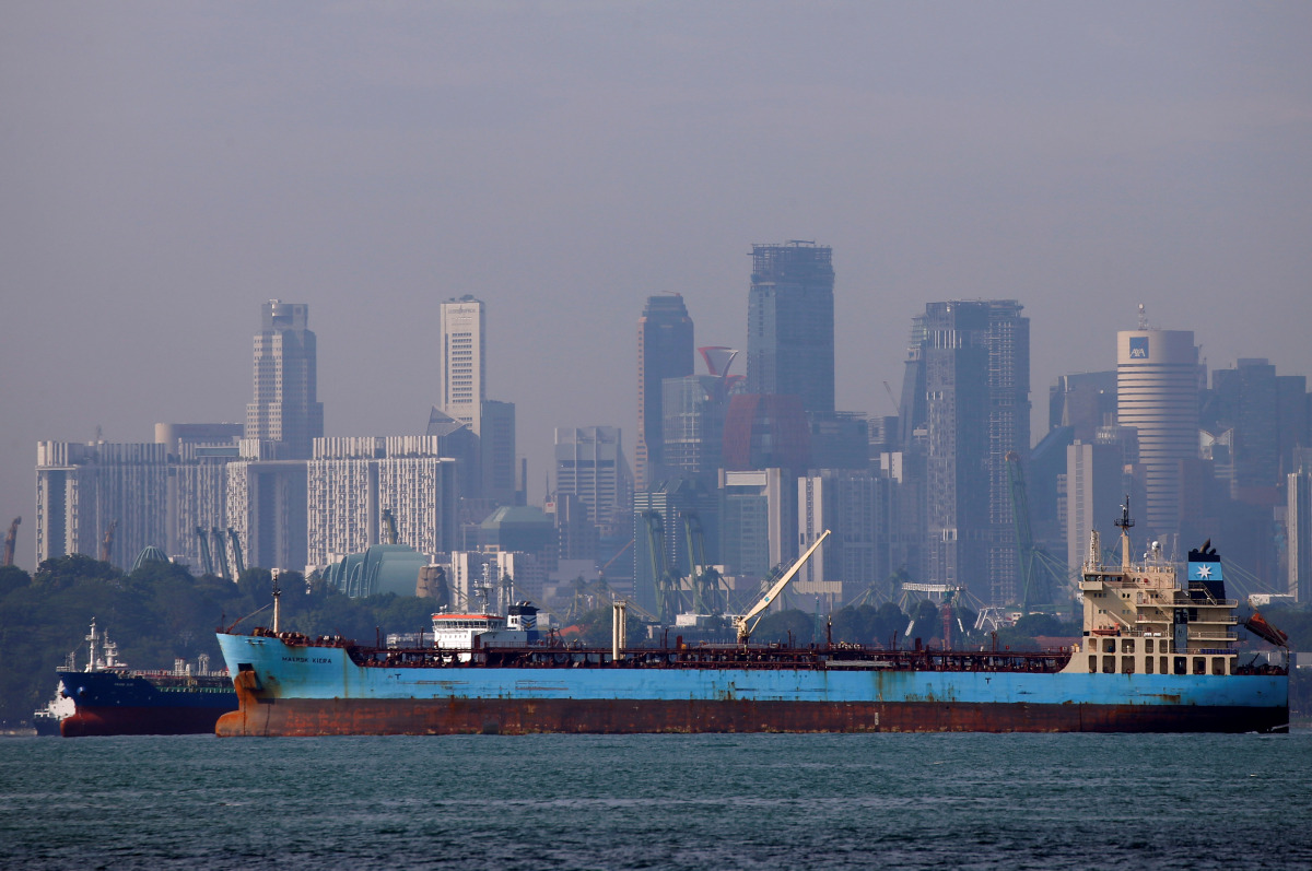 Oil tankers pass the skyline of Singapore, June 8, 2016 (REUTERS / Edgar Su)