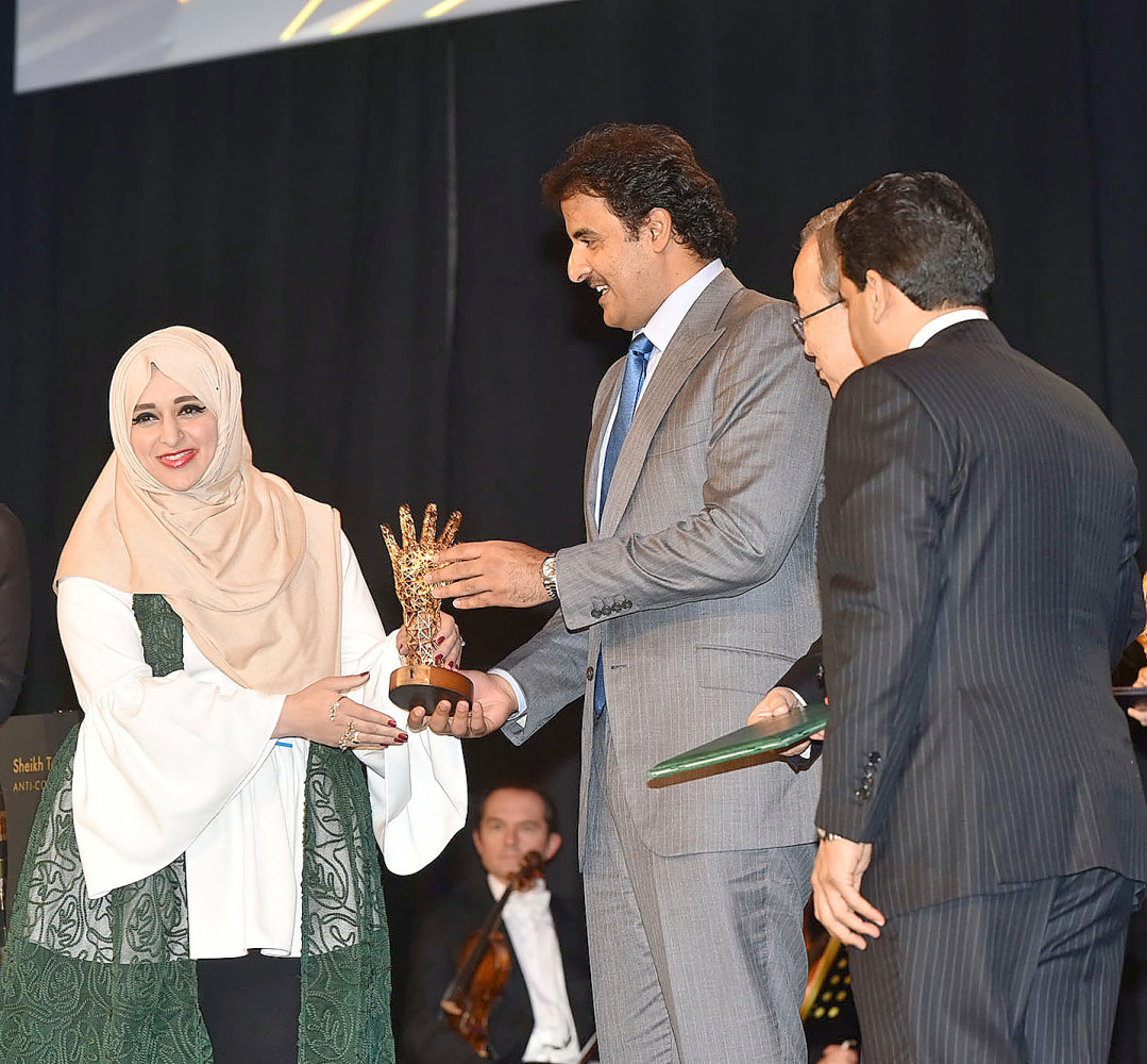  Emir presenting an award to Hanan Khandakji, a Palestinian journalist, for her contributions to investigative journalism.