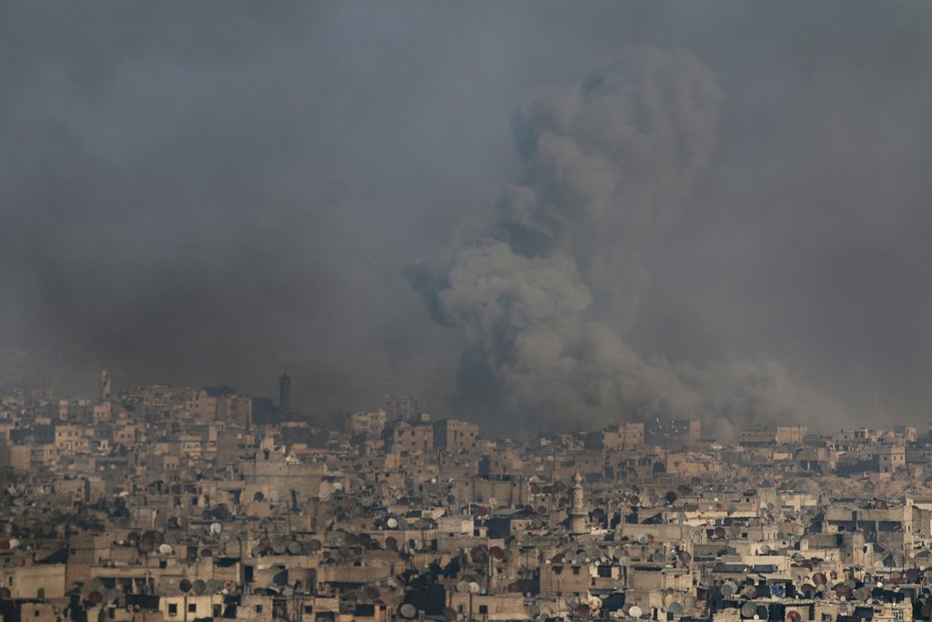 Smoke rises from a rebel-held area of Aleppo, Syria December 9, 2016. REUTERS/Abdalrhman Ismail
