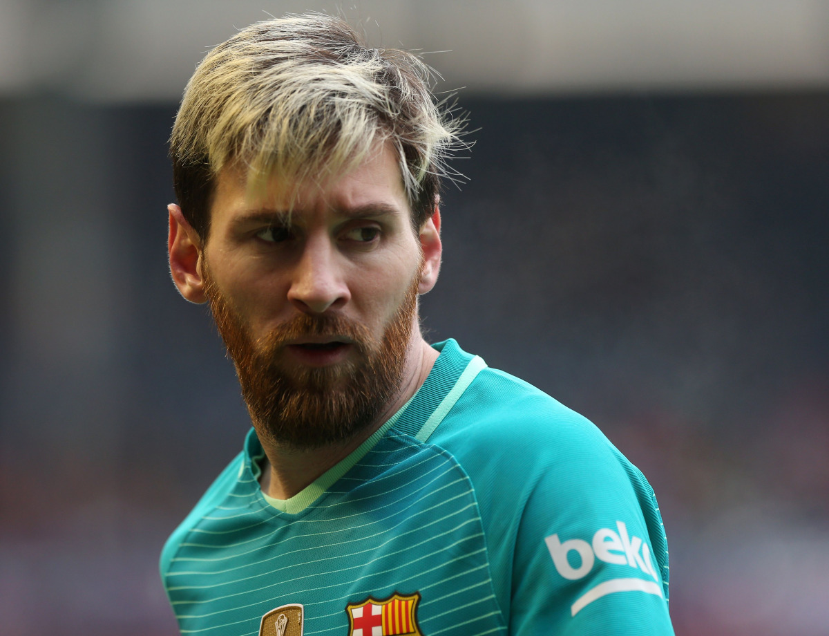 Barcelona's Argentinian forward Lionel Messi looks on during the Spanish league football match CA Osasuna vs FC Barcelona at the Reyno de Navarra (El Sadar) stadium in Pamplona on December 10, 2016.  AFP / CESAR MANSO