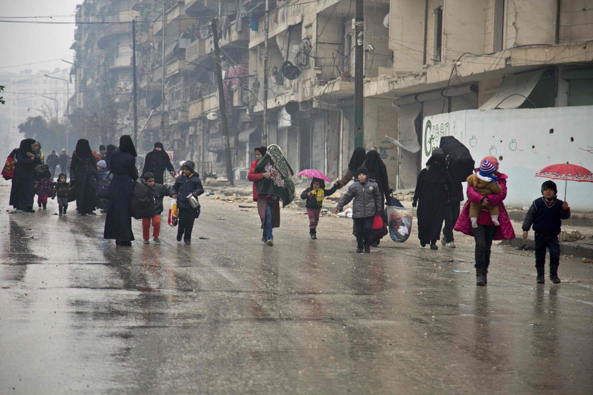 Syrians leave a rebel-held area of Aleppo towards the government-held side on December 13, 2016 during an operation by Syrian government forces to retake the embattled city. AFP / KARAM AL-MASRI
