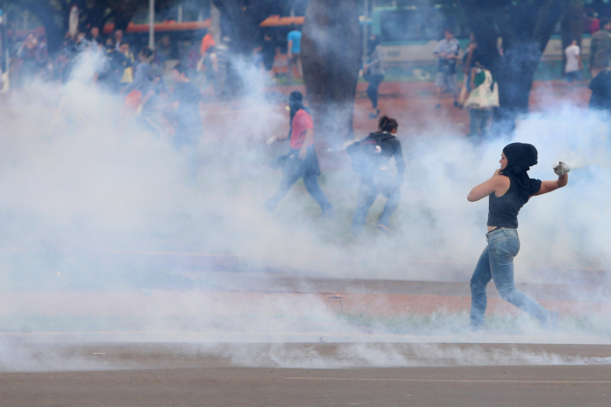 Anti-government demonstrators clash with riot-policemen during a protest against the constitutional amendment PEC 55, which limits public spending, in front of Brazil's National Congress in Brasilia, Brazil December 13, 2016. REUTERS/Adriano Machado