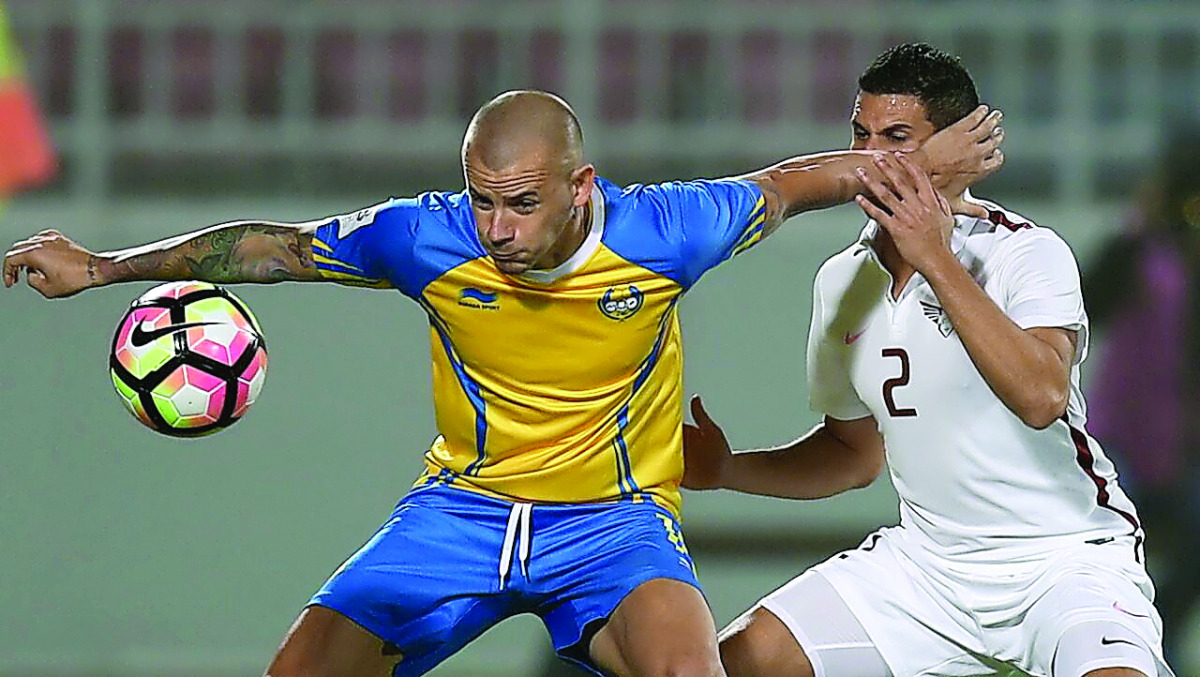 Al Gharafa's midfielder Vladimir Weiss (left) vies for the ball pocession against El Jaish's Murad Naji during their Qatar Stars League game at Lekhwiya Stadium yesterday.