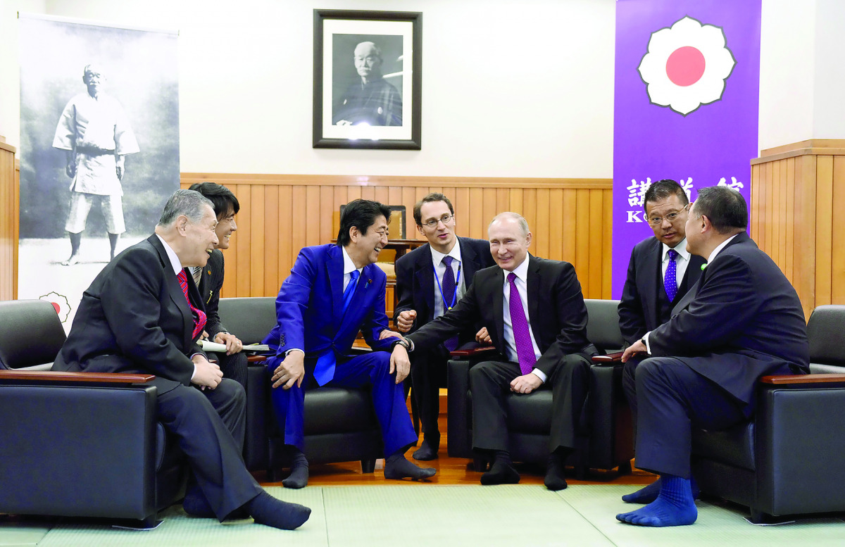 Russian President Vladimir Putin with Japanese Prime Minister Shinzo Abe, former premier Yoshiro Mori (left) and Vice Chairman of the All Japan Judo Federation Yasuhiro Yamashita (right) when they visit the Kodokan Judo Institute in Tokyo, yesterday.