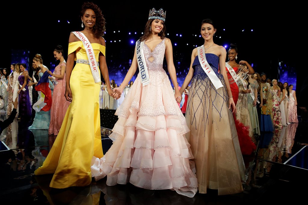 Winner of Miss World Miss Puerto Rico Stephanie Del Valle (C) stands with first runner up Miss Dominican Republic Yaritza Miguelina Reyes Ramirez (L) and second runner up Miss Indonesia Natasha Mannuela during the Miss World 2016 Competition in Oxen Hill,