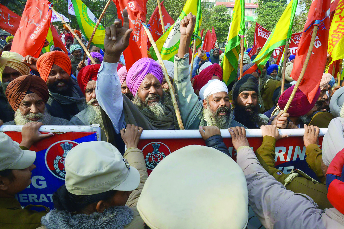  Indian police block farmers as they march towards the residence of Cabinet Minister Bikram Singh Majithia during a protest in Amritsar on December 19, 2016. Farmers protested against alleged anti-farmer policies imposed by the central and state governmen