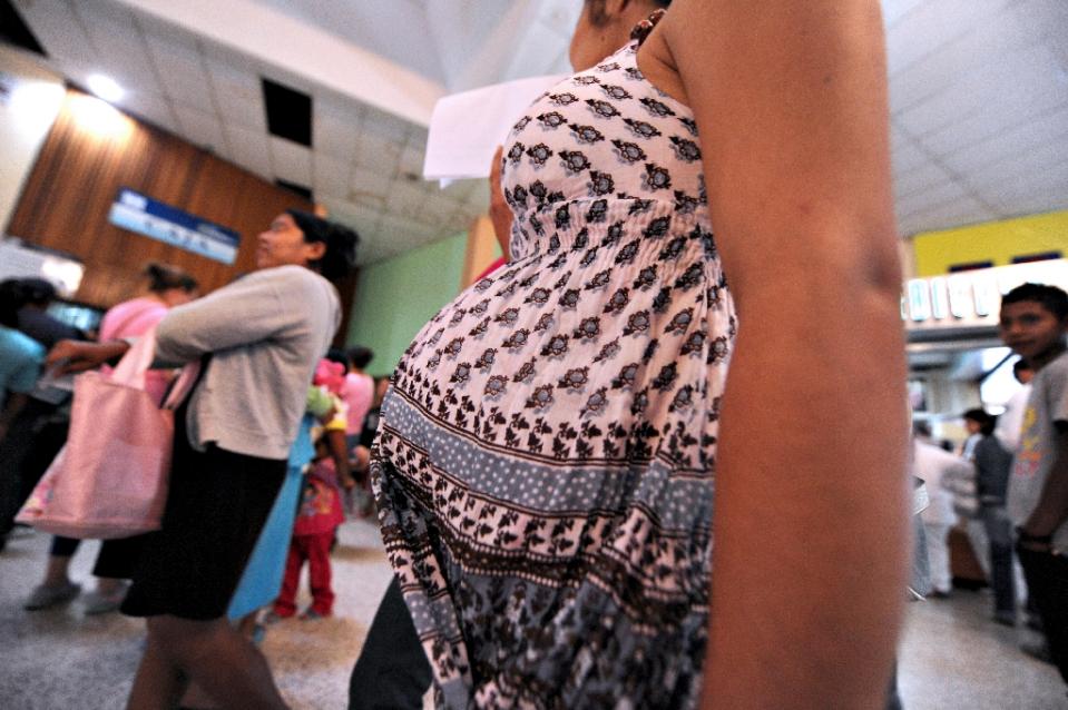 A pregnant woman waiting to be attended at the Maternal and Children's Hospital in Tegucigalpa, January 21, 2016 (AFP) 