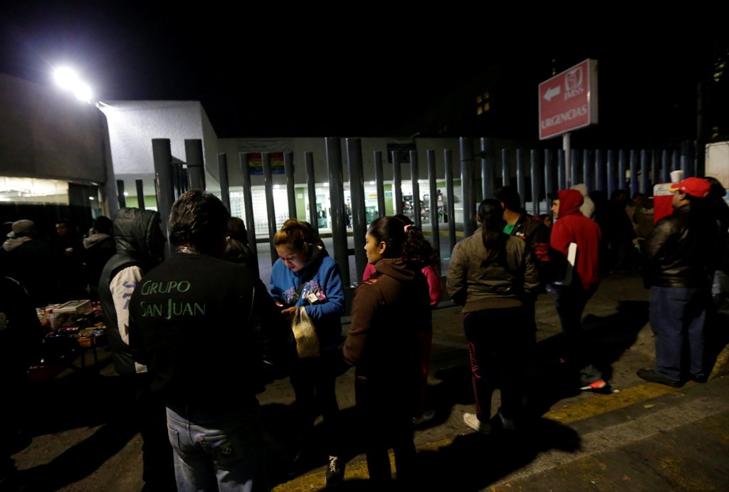 Family members and friends of victims of an explosion at a fireworks market wait outside a hospital in Coacalco, Mexico, December 20, 2016. REUTERS/Henry Romero
