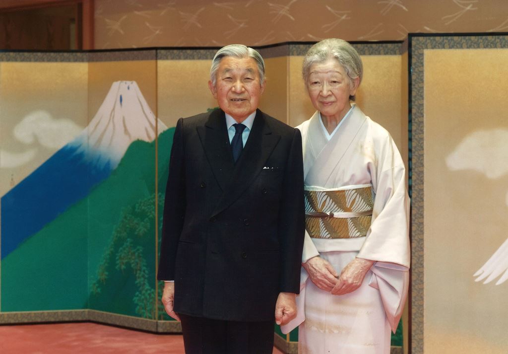 This handout photo taken on December 5, 2016 and provided by the Imperial Household Agency of Japan shows Japan's Emperor Akihito posing for a photo with Empress Michiko at the Imperial Palace in Tokyo. AFP PHOTO / Imperial Household Agency 