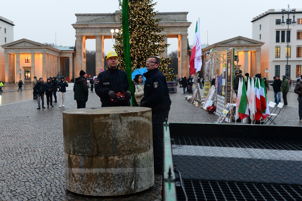 German police build up Beton Armor blocks at the Brandenburg Gate (Brandenburger Tor) in Berlin, Germany on December 22, 2016. Maurizio Gambarini - Anadolu Agency

