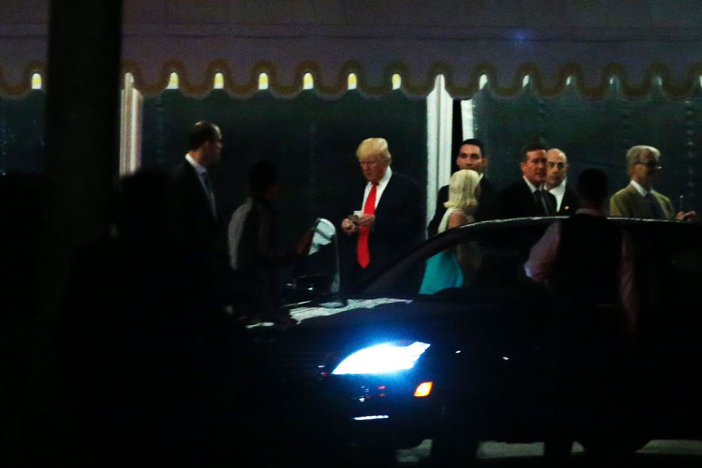 US President-elect Donald Trump (C) exits Mar-a-Lago to attend a church service on Christmas Eve, December 24, 2016 in Palm Beach, Florida. / AFP / Eduardo Munoz Alvarez
