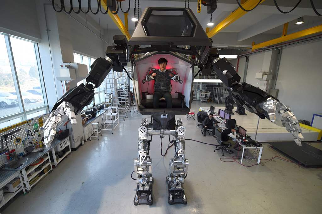 Engineers test a four-metre-tall humanoid manned robot dubbed Method-2 in a lab of the Hankook Mirae Technology in Gunpo, south of Seoul, on December 27, 2016. AFP / JUNG Yeon-Je