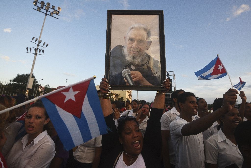 People pay homage to the late Cuban leader Fidel Castro during the last ceremony before his burial in Santiago de Cuba -the cradle of his revolution- on December 3, 2016 (AFP Photo/RODRIGO ARANGUA)