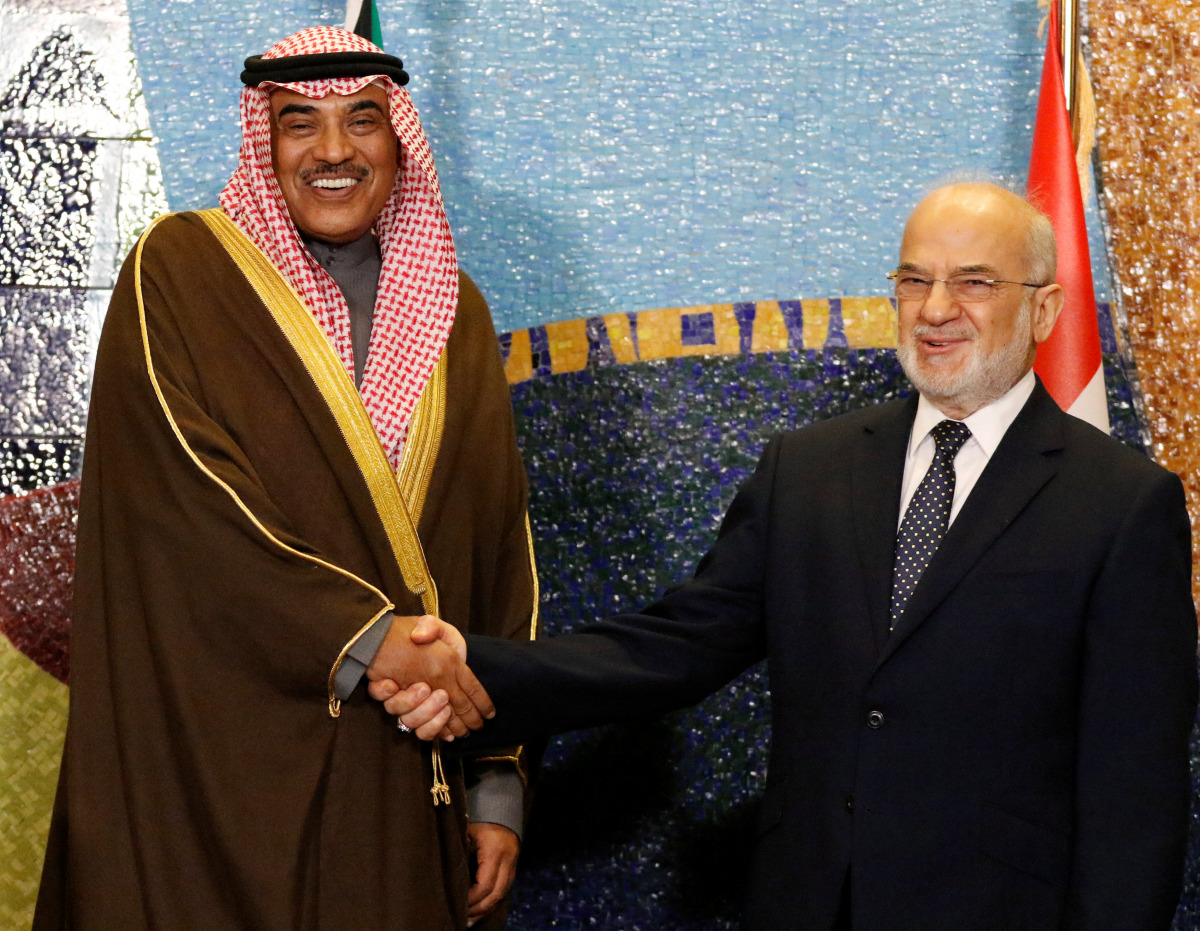Iraqi Foreign Minister Ibrahim al-Jaafari (R) shakes hands with Kuwait's Foreign Minister Sabah Al-Khalid al-Sabah, during a news conference in Baghdad, December 28, 2016. REUTERS/Ahmed Saad