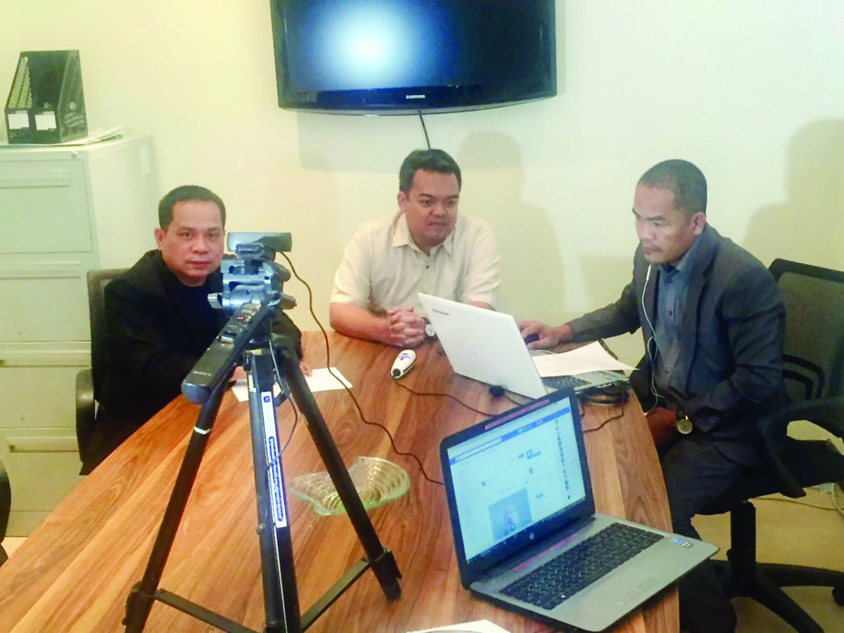 Philippine Consul General Roussel R Reyes (centre) with UFOQ Chairman Ressie S Fos (right) and GMA 7 correspondent Manny Flores at the UFOQ Teleradyo show. 