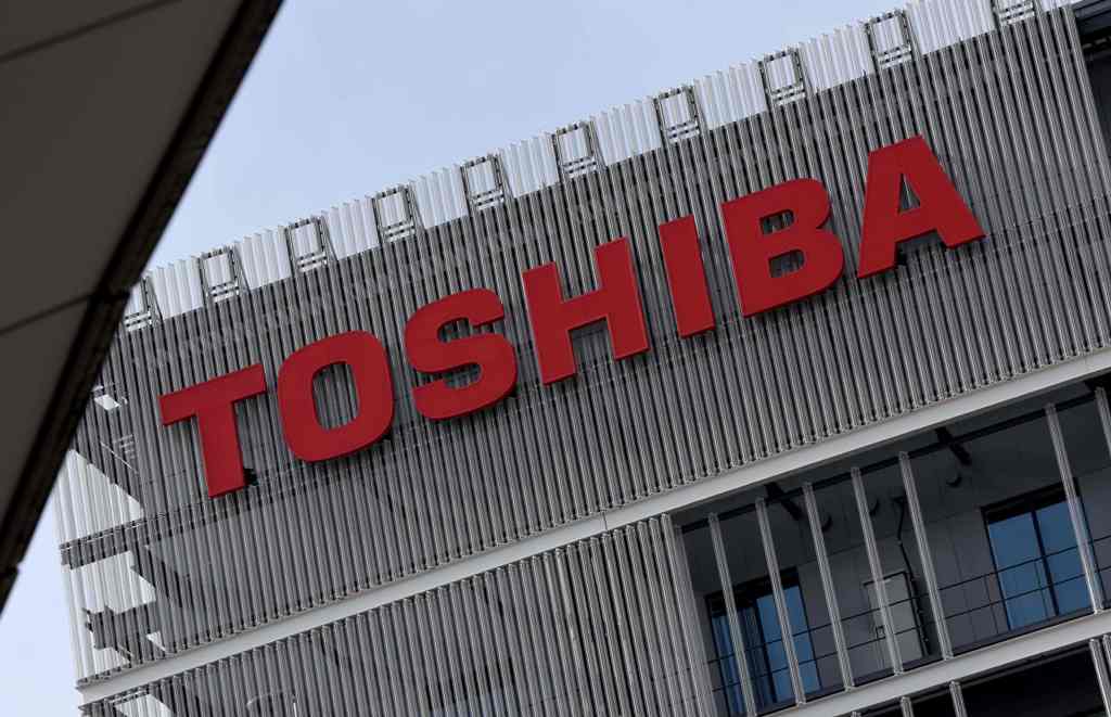 The logo of Japanese conglomerate Toshiba is seen on a wall of a building in Kawasaki, suburban Tokyo, on December 29, 2016.  AFP / TORU YAMANAKA
