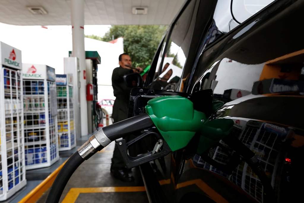 A car is being filled with fuel at a Pemex gas station in Mexico City, Mexico, December 30, 2016. REUTERS/Carlos Jasso
