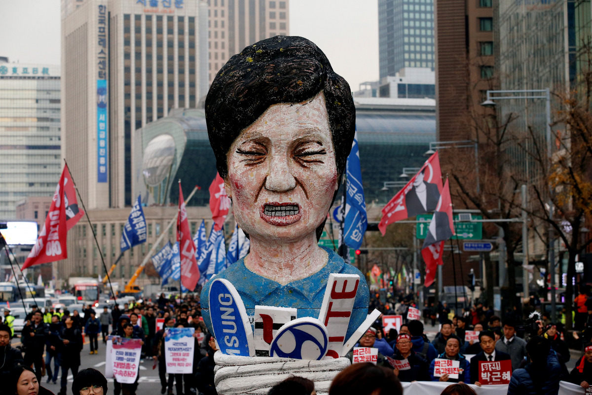 Members of Korean Confederation of Trade Unions march with an effigy of President Park Geun-hye during a general strike calling for Park to step down in central Seoul, November 30, 2016 (REUTERS / Kim) 