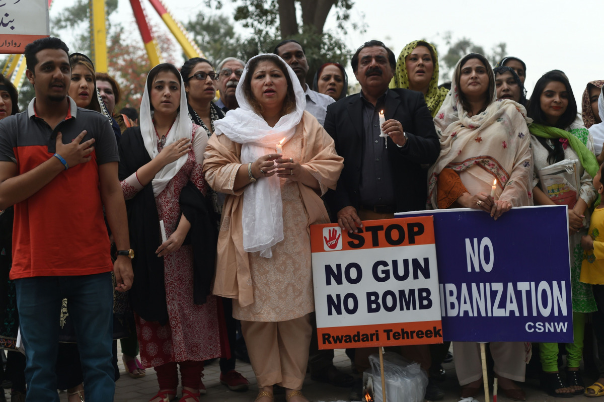 Pakistani civil society members sing the national anthem at the site of a suicide blast in Lahore on March 28, 2016 (AFP / FAROOQ NAEEM) 