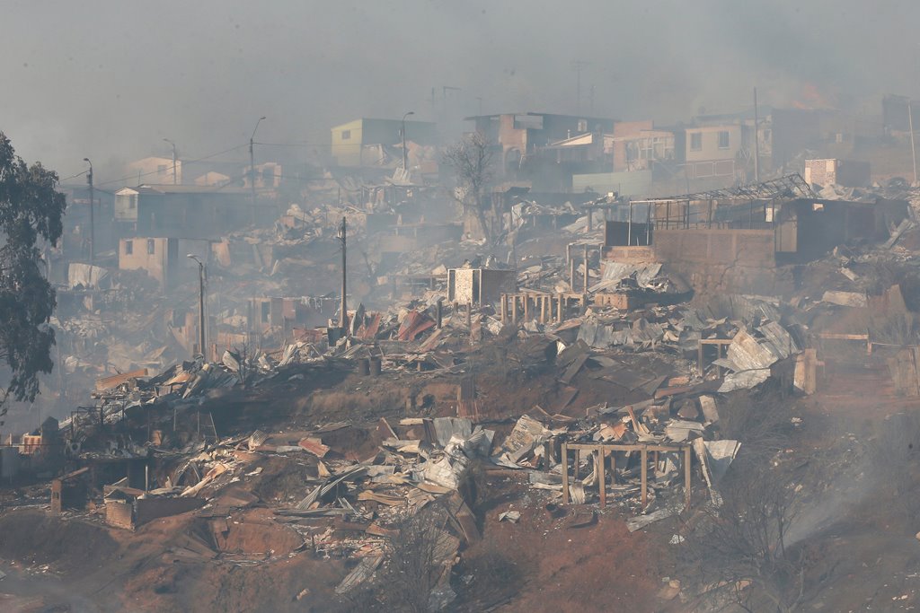 Destroyed houses are seen on a hill, where more than 100 homes were burned due to a forest fire but there have been no reports of death, local authorities said in Valparaiso, Chile January 2, 2017. REUTERS/Rodrigo Garrido