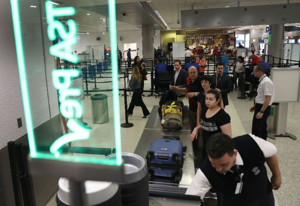 A US customs service IT glitch has left thousands of airline passengers waiting for clearance to enter the country. (AFP Photo/JOE RAEDLE)
