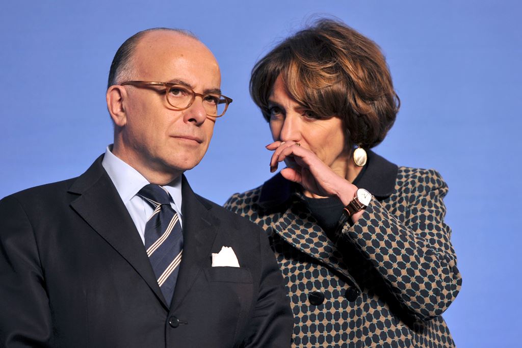 French Prime Minister Bernard Cazeneuve (L) and French Health Minister Marisol Touraine attend the inauguration of the new hospital of Orleans on January 2, 2017. AFP / GUILLAUME SOUVANT
