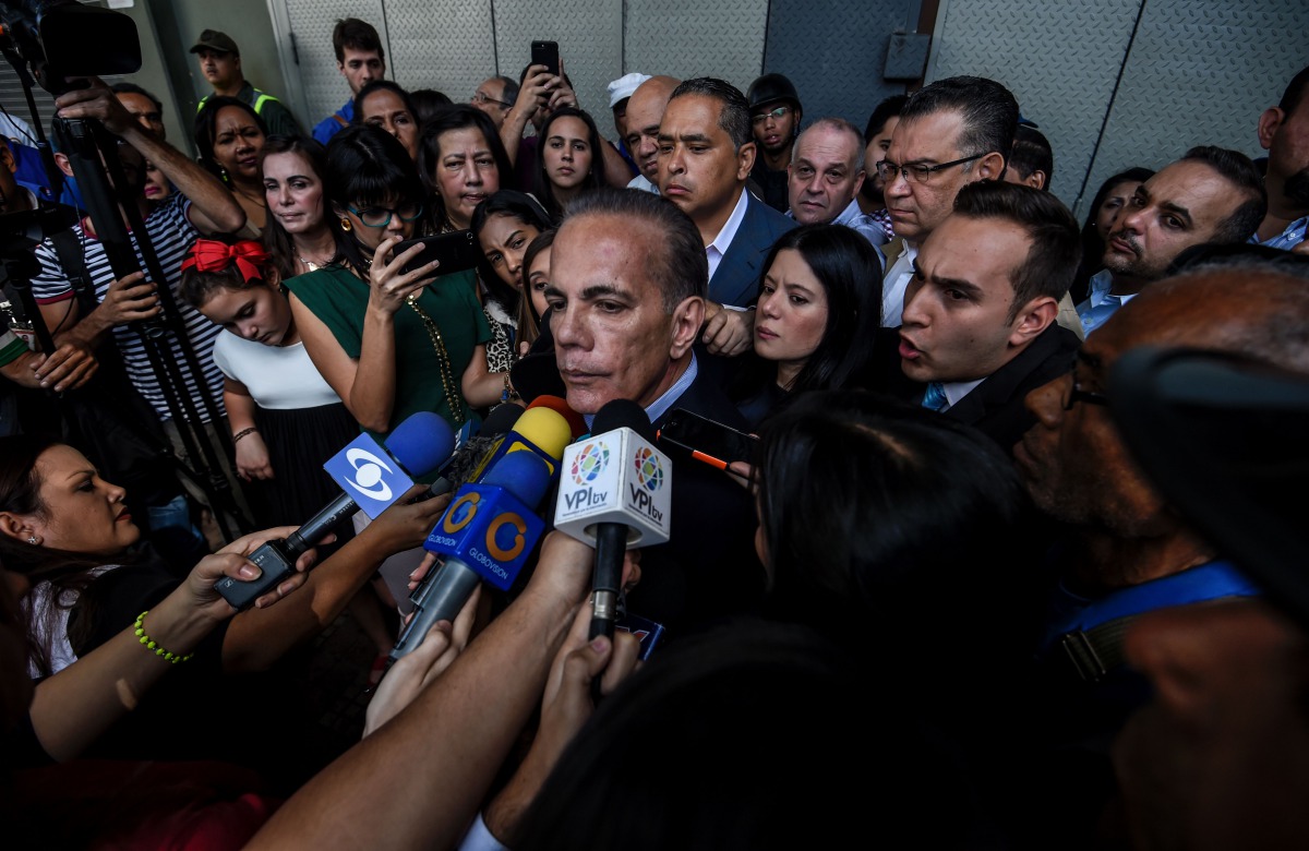 Venezuela's opposition leader Manuel Rosales (C) talks with the press after leaving the court in Caracas in January 4, 2017. Venezuelan President Nicolas Maduro on Saturday released six dissidents, among them former presidential candidate Manuel Rosales, 