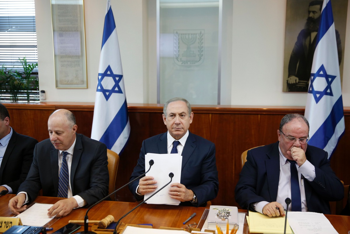 Israeli Prime Minister Benjamin Netanyahu attends the weekly cabinet meeting at his office in Jerusalem on November 13, 2016 (AFP / RONEN ZVULUN) 