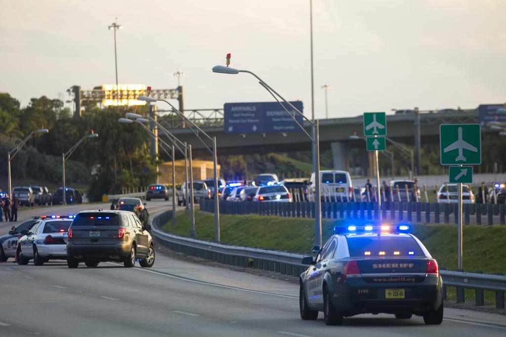 South Florida law enforcement officers ensure nobody enters Fort Lauderdale International Airport after Friday’s shooting inside a terminal on January 06, 2017 in Florida, USA. ( Carlos Miller - Anadolu Agency )