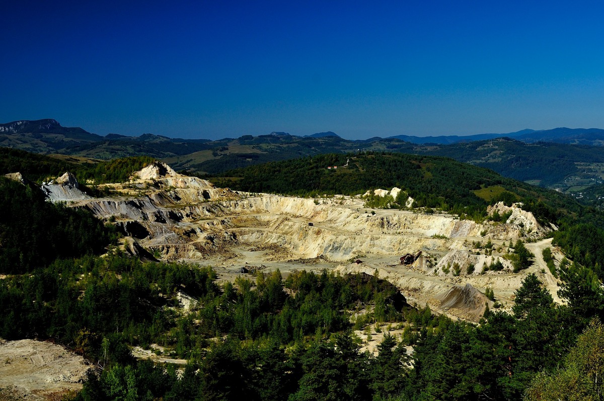 Cetate open-pit gold mine (1971-2006) near Ro?ia Montan?, Alba, Romania. (István Mihály / Wikimedia Commons) 