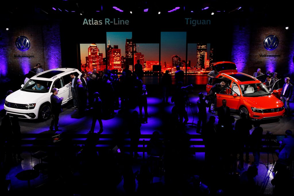 The 2018 Volkswagen Atlas (L) and Tiguan are unveiled during the North American International Auto Show in Detroit, Michigan, U.S., January 8, 2017. REUTERS/Brendan McDermid
