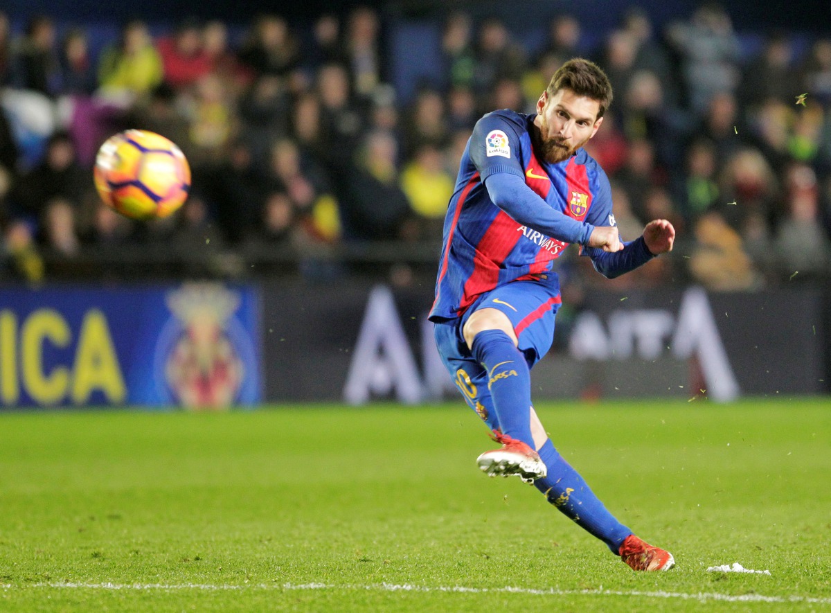 Barcelona's Lionel Messi shoots to score. (REUTERS/Heino Kalis)
